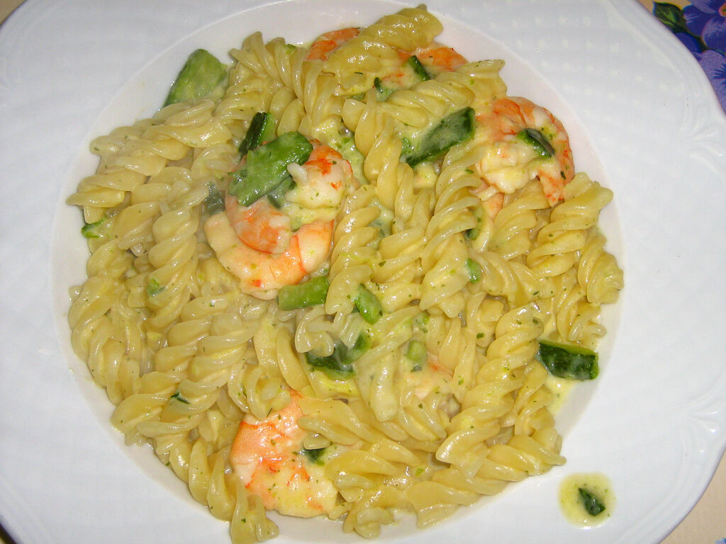 Fusilli con crema di zucchine e code di gamberi