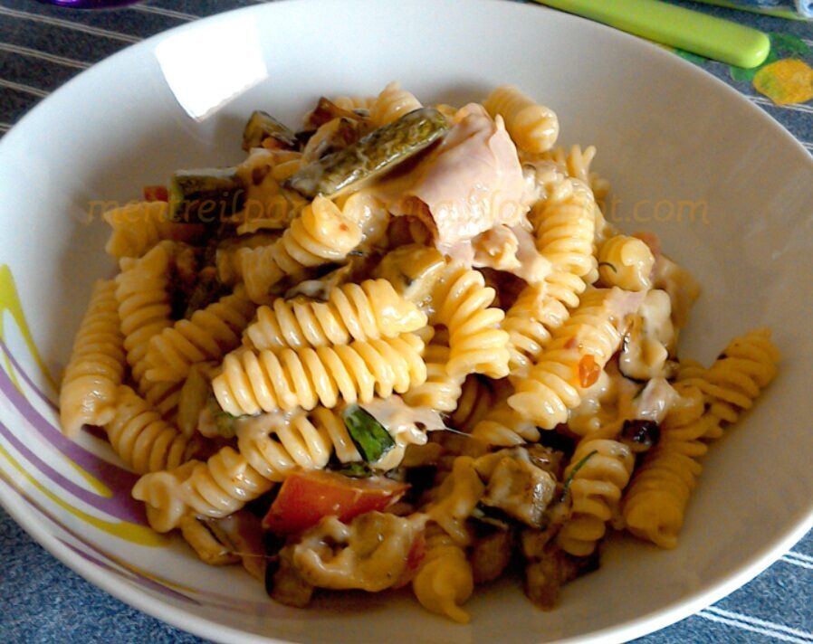 Fusilli con crescenza e verdure