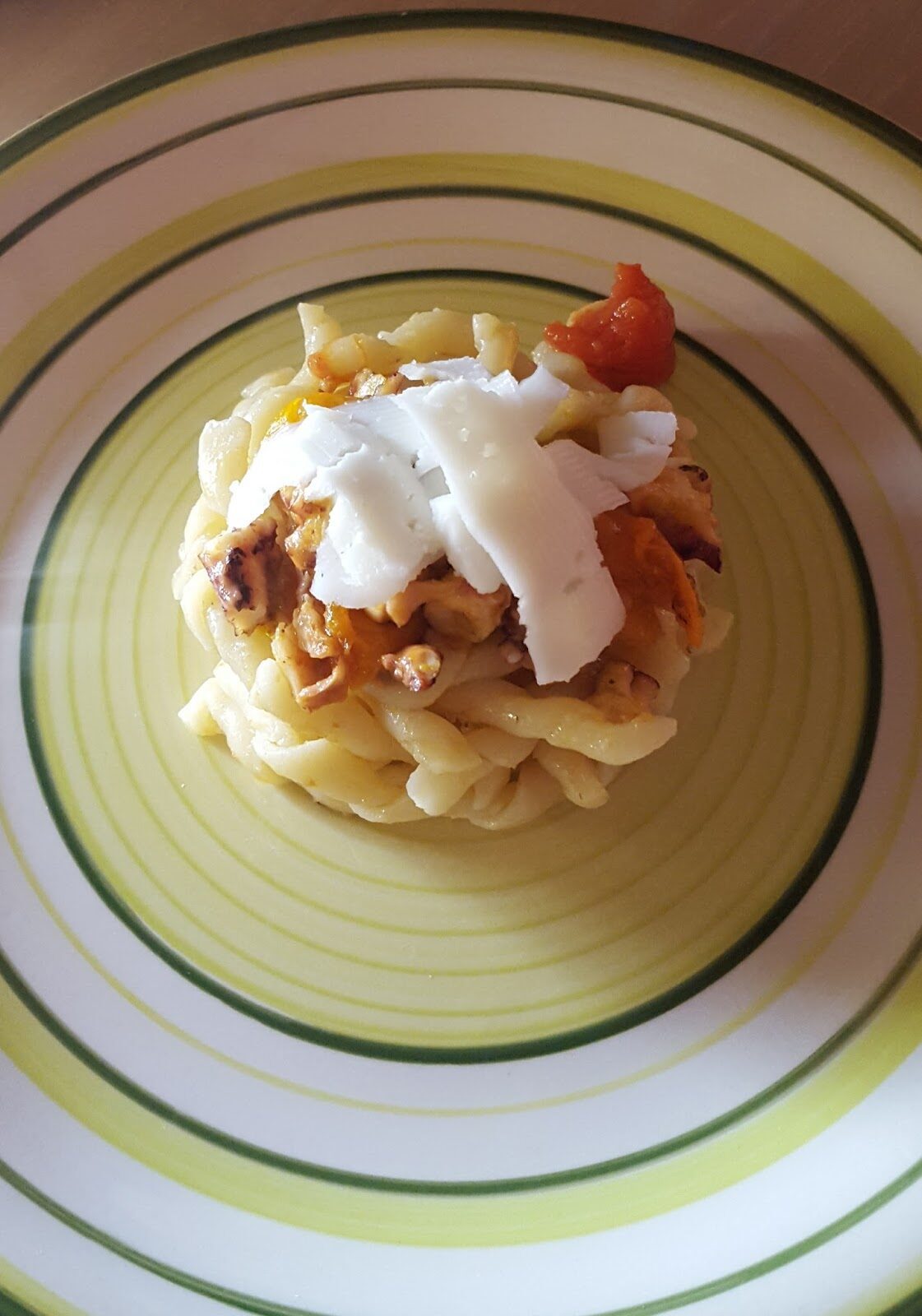 Fusilli con fantasia di pomodorini siciliani, polpo croccante e scaglie di caprino