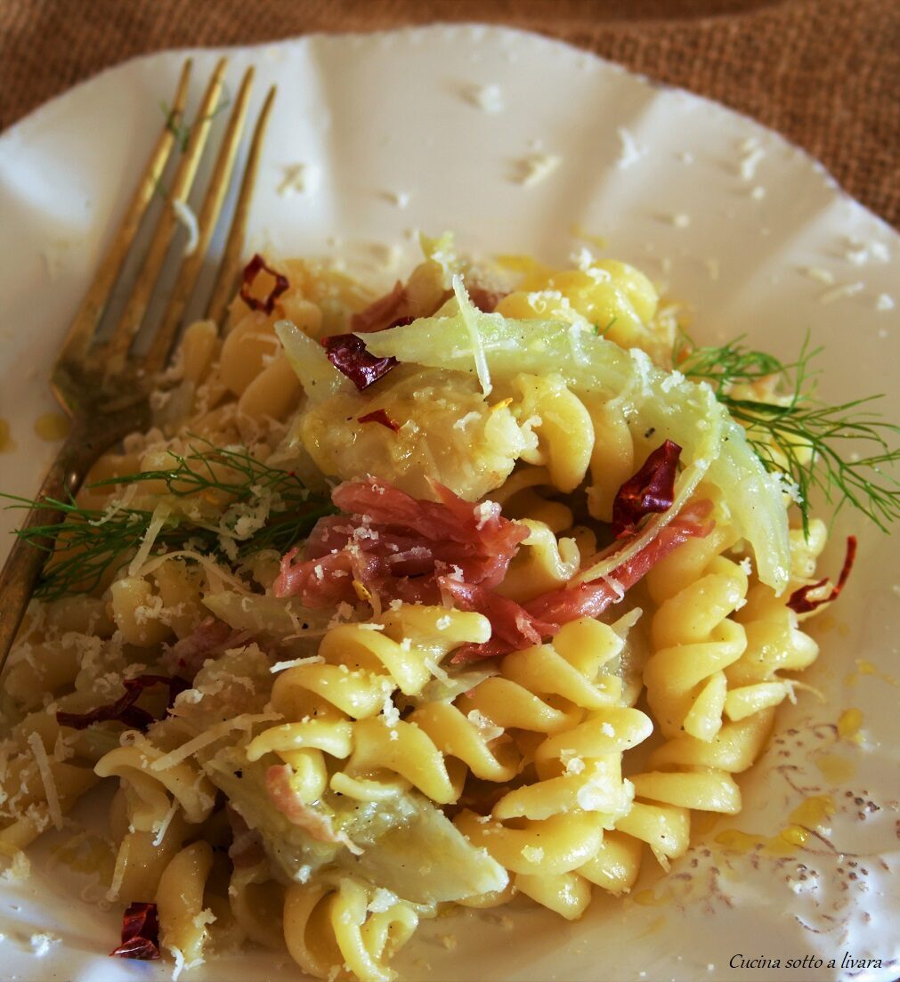 Fusilli con finocchi , speck e formaggio filante