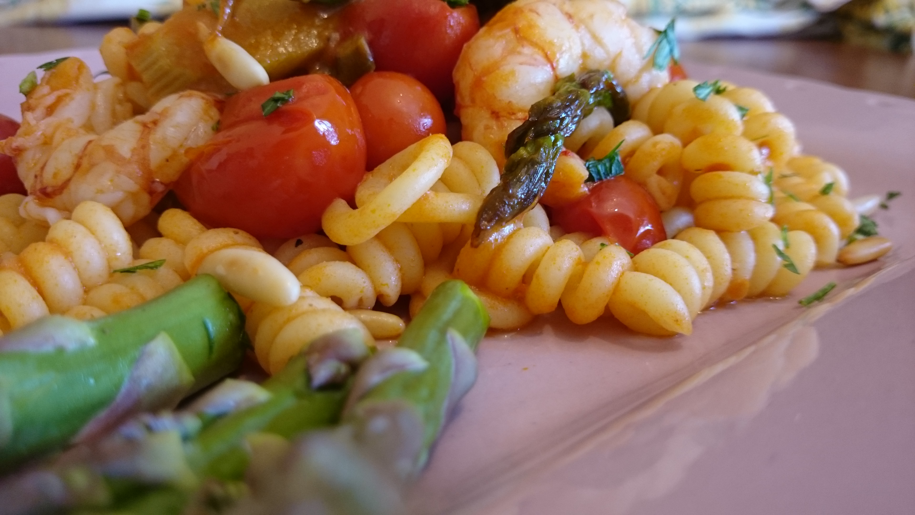 Fusilli con gamberi asparagi e pinoli