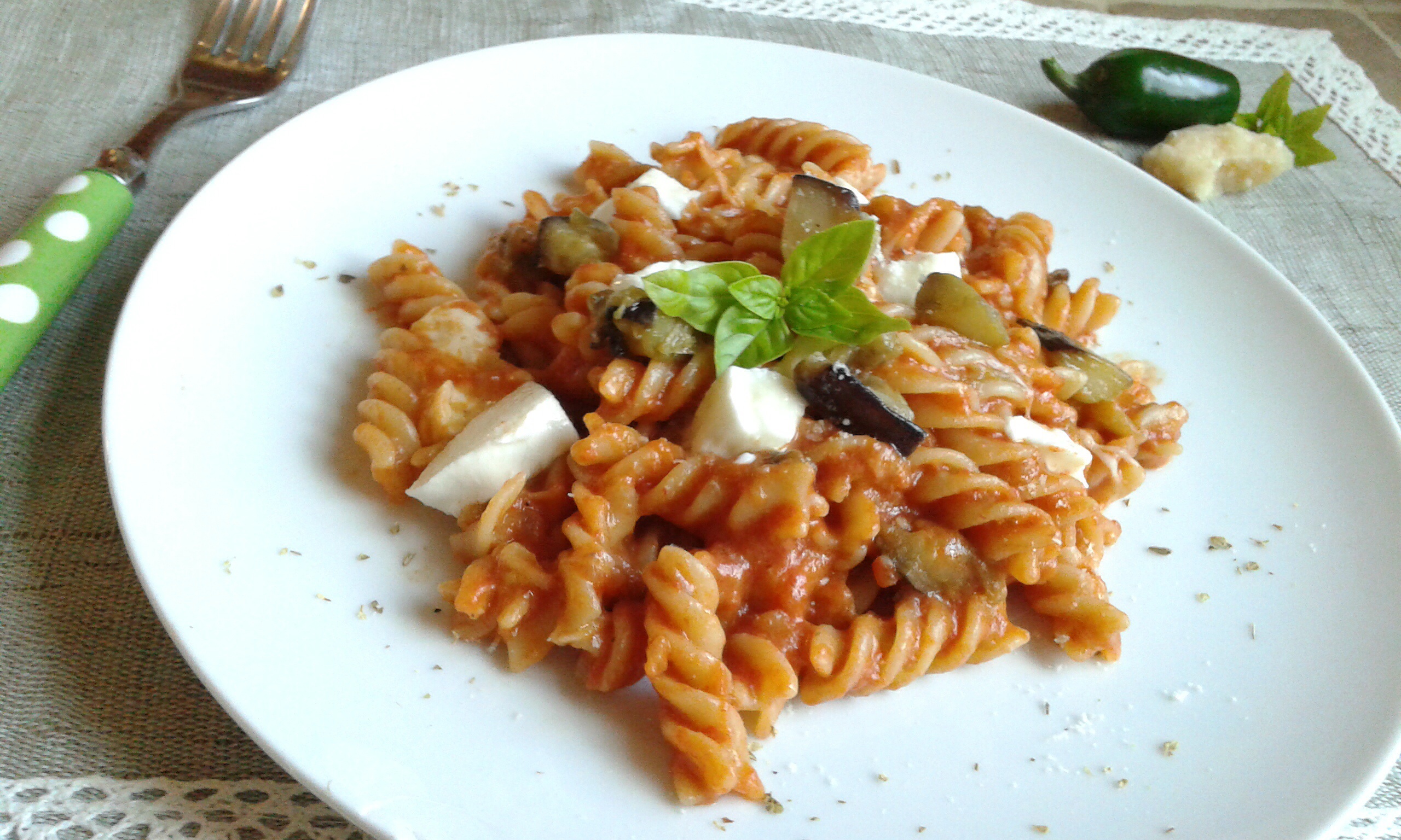 Fusilli con melanzana viola e mozzarella