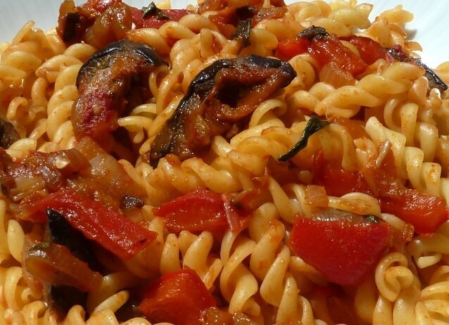 Fusilli con melanzane e pomodorini