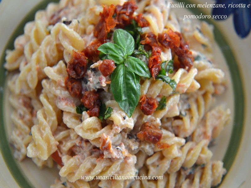 Fusilli con melanzane, ricotta e pomodoro secco