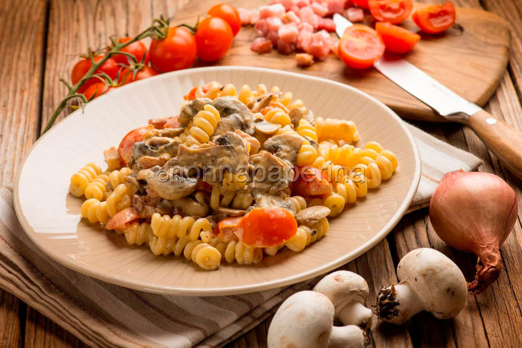 Fusilli con panna, pomodorini e champignon: che delizia