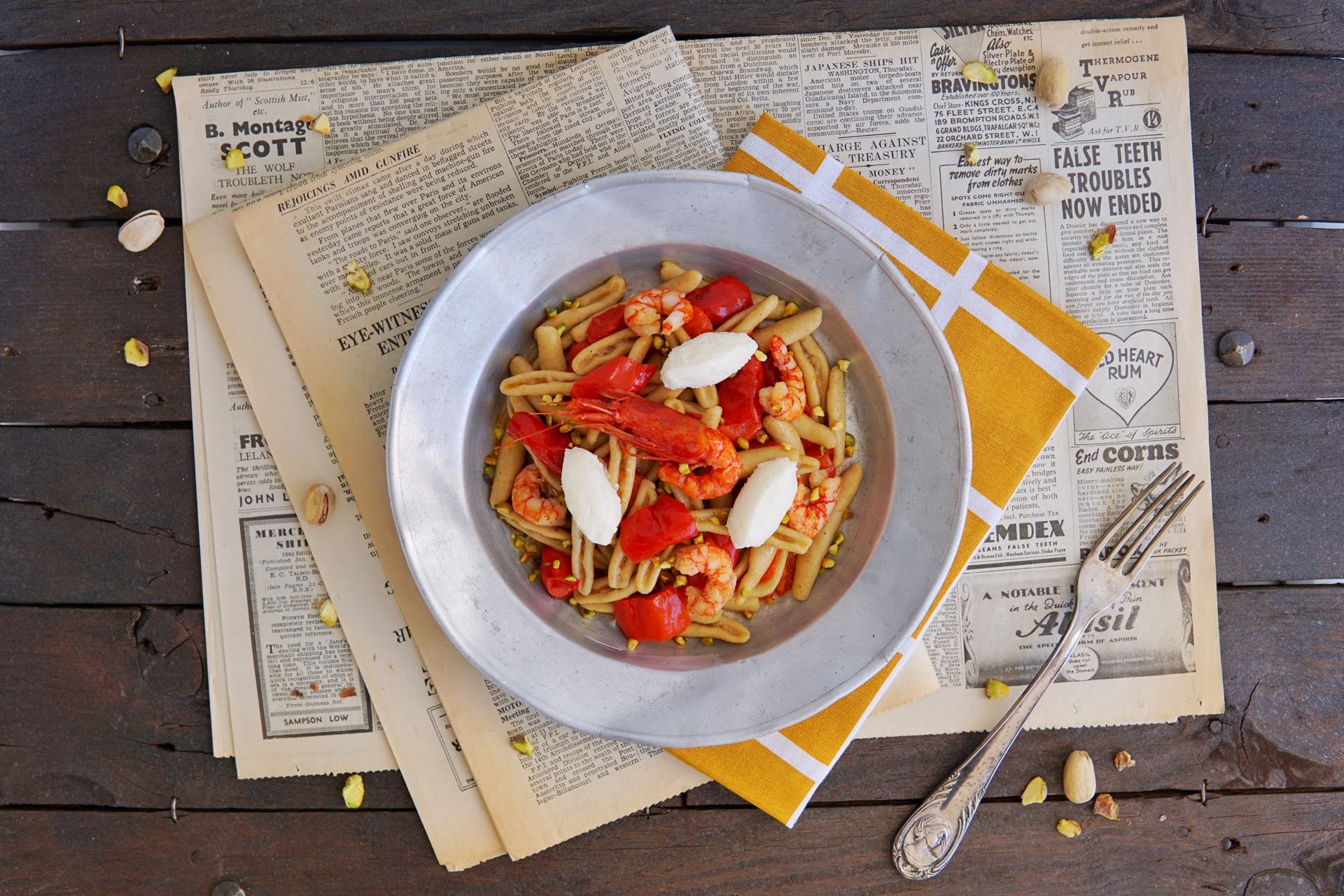 Fusilli con peperoni, gamberi rossi e mousse di pecorino