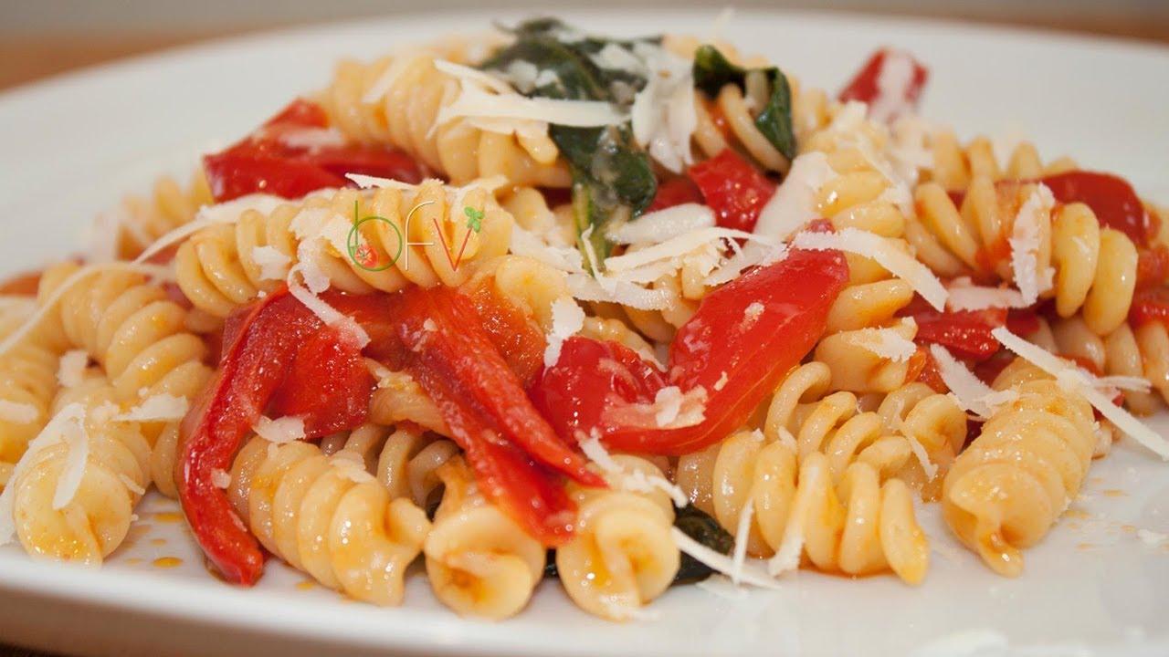 Fusilli con peperoni pomodorini pecorino [videoricetta]