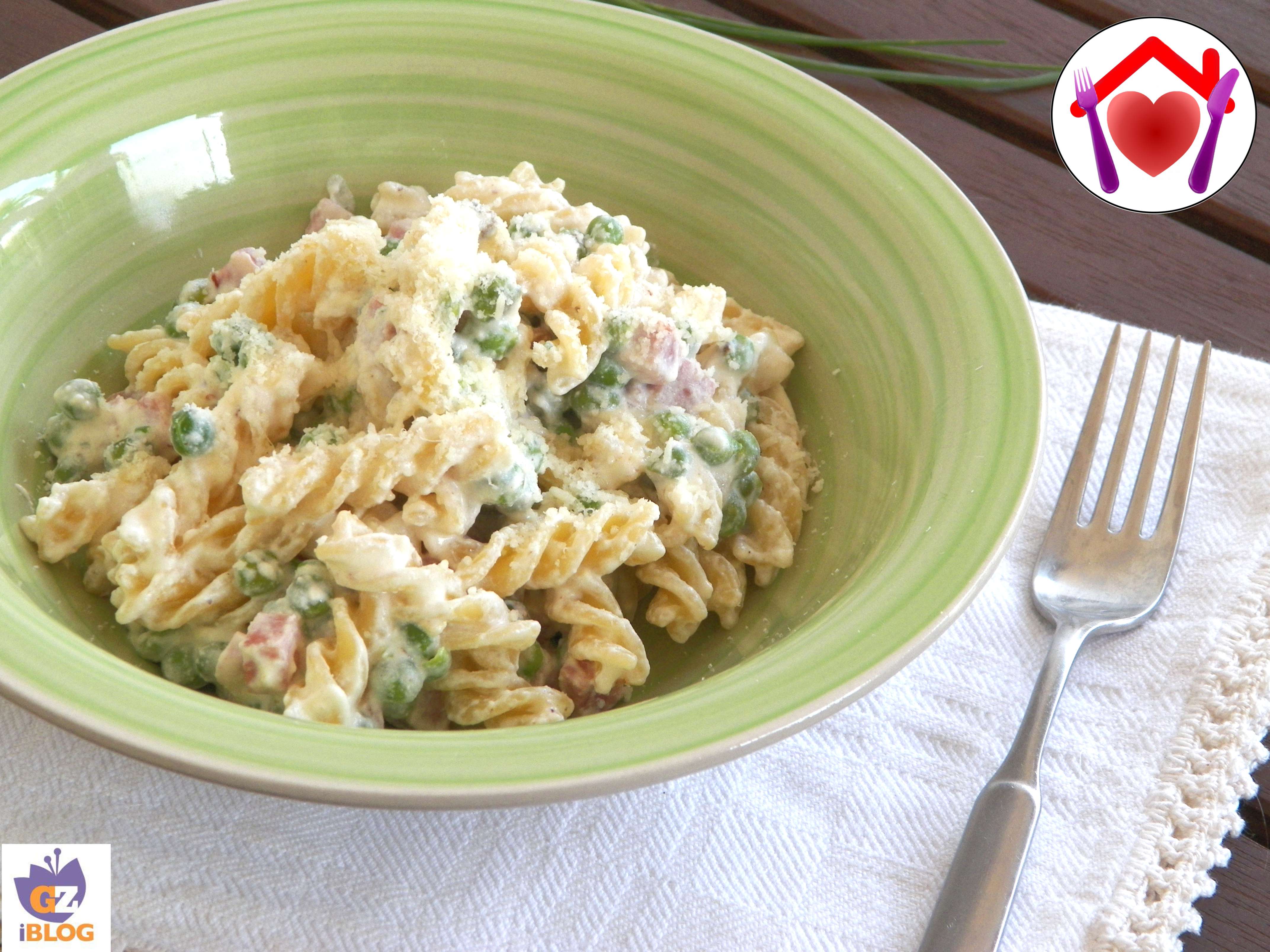 Fusilli con piselli e prosciutto cotto