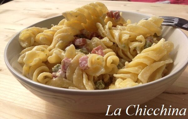 Fusilli con piselli, panna e prosciutto