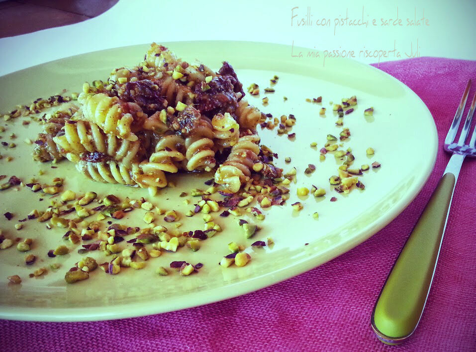 Fusilli con pistacchi, pomodori secchi pistacchio crema pinoli