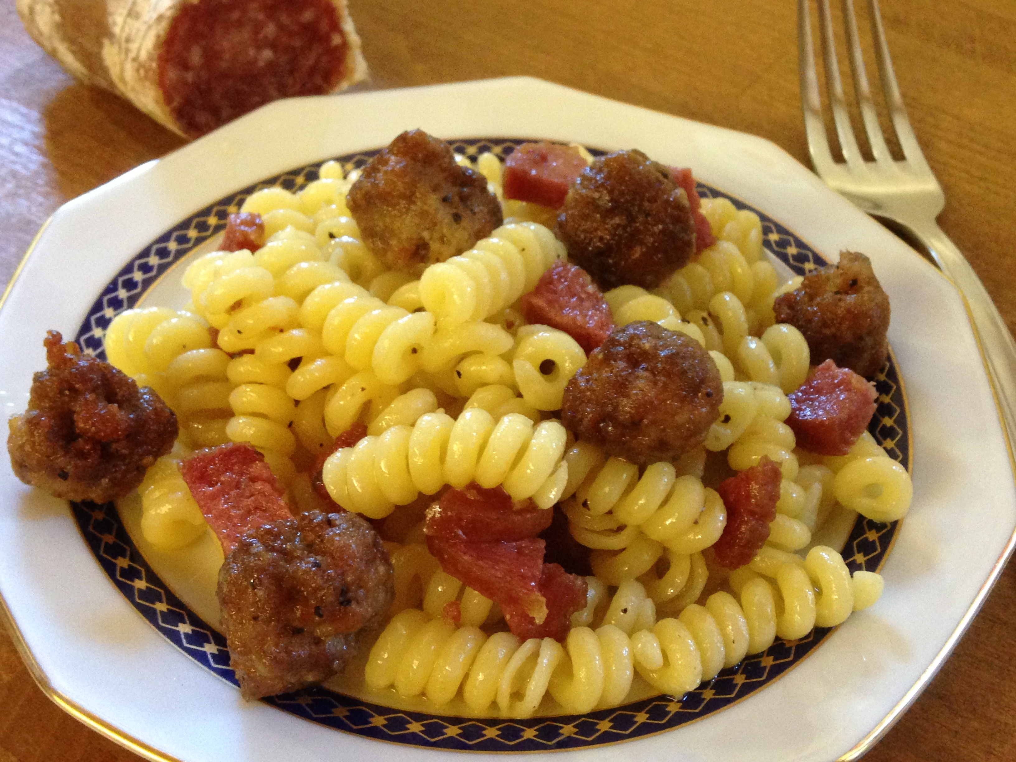 Fusilli con polpettine e salame