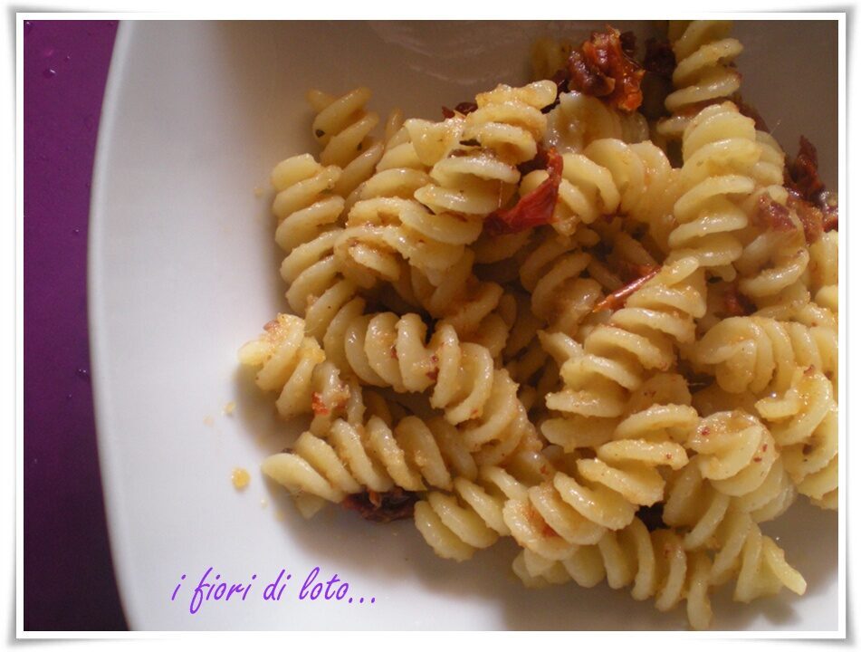 Fusilli con pomodori secchi e pangrattato