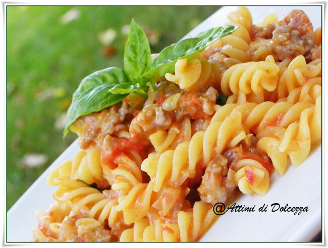 Fusilli con pomodoro fresco e salsiccia