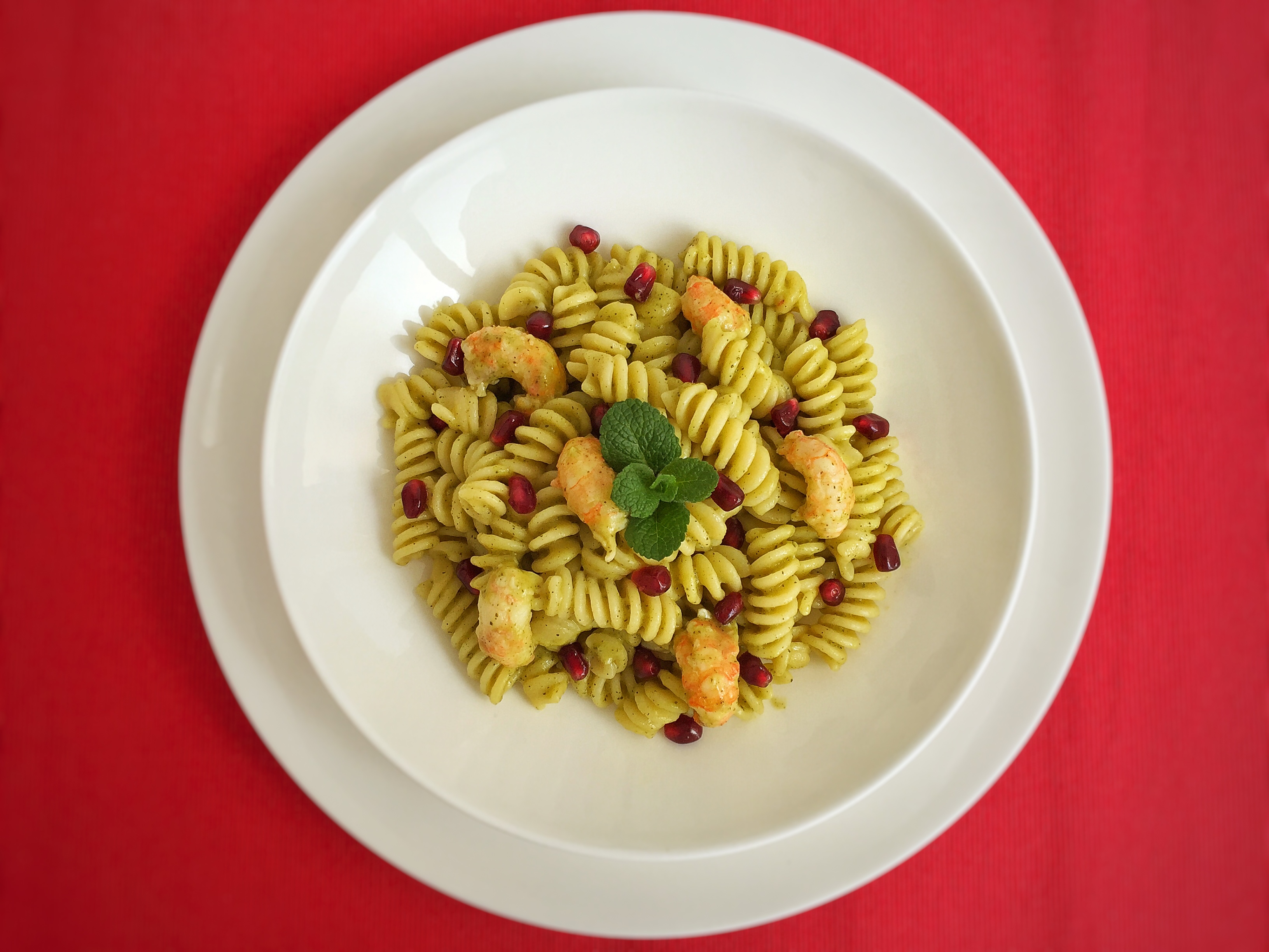 Fusilli con scampi, crema di zucchine e melagrana