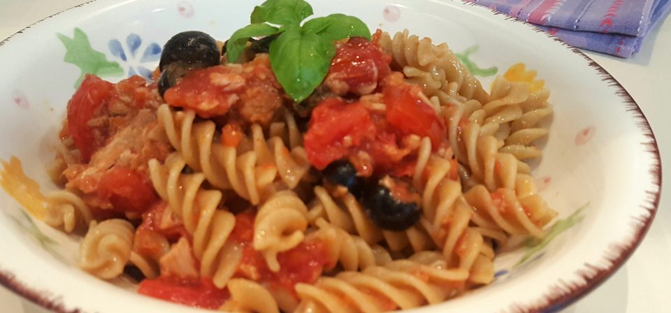 Fusilli con tonno e olive nere