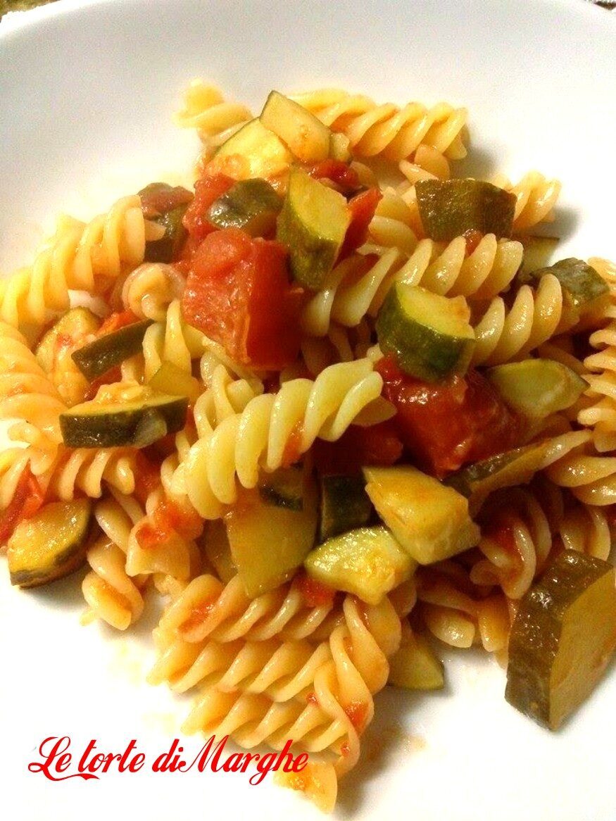 Fusilli con zucchine e pomodorini