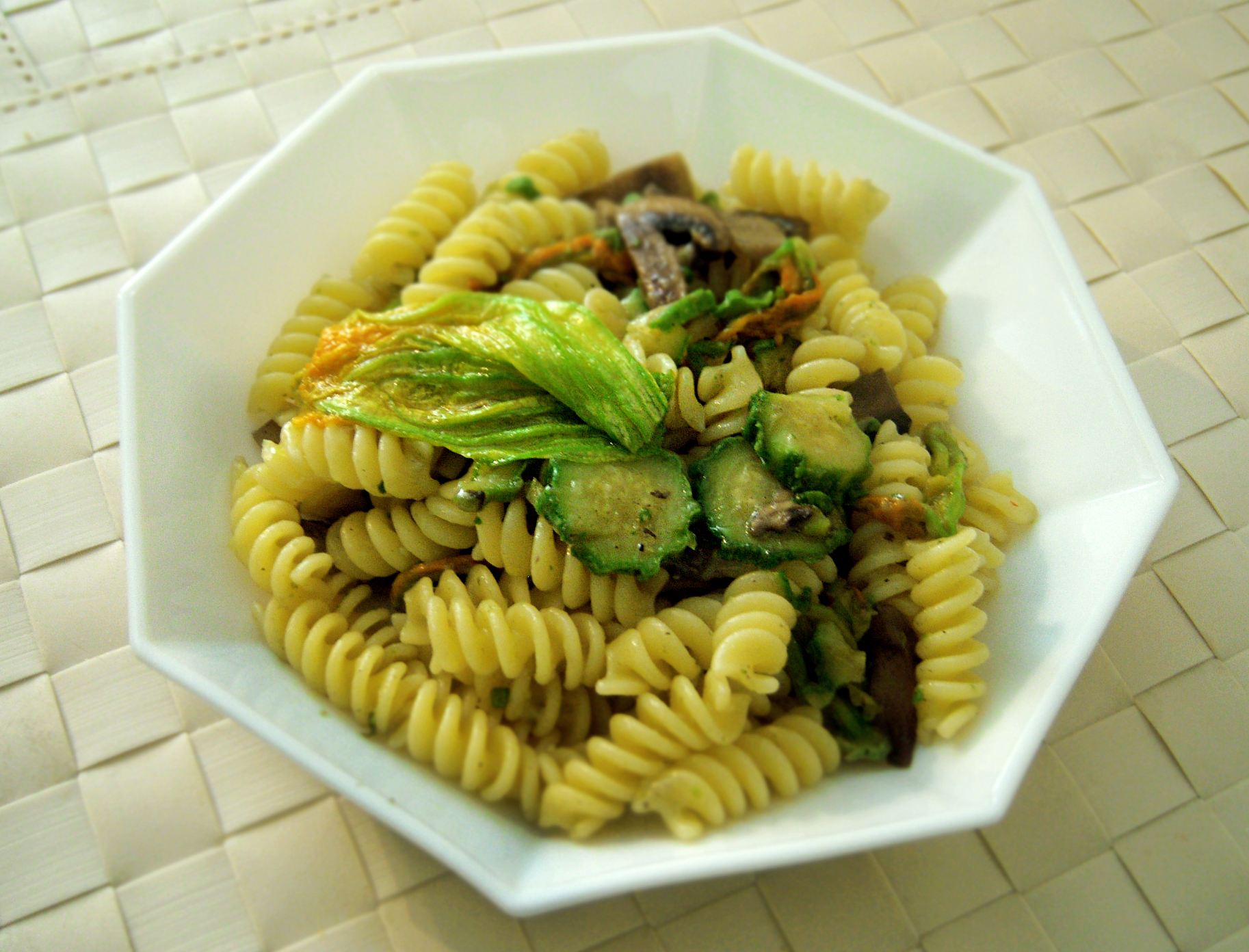 Fusilli con zucchine, fiori di zucchine e funghi