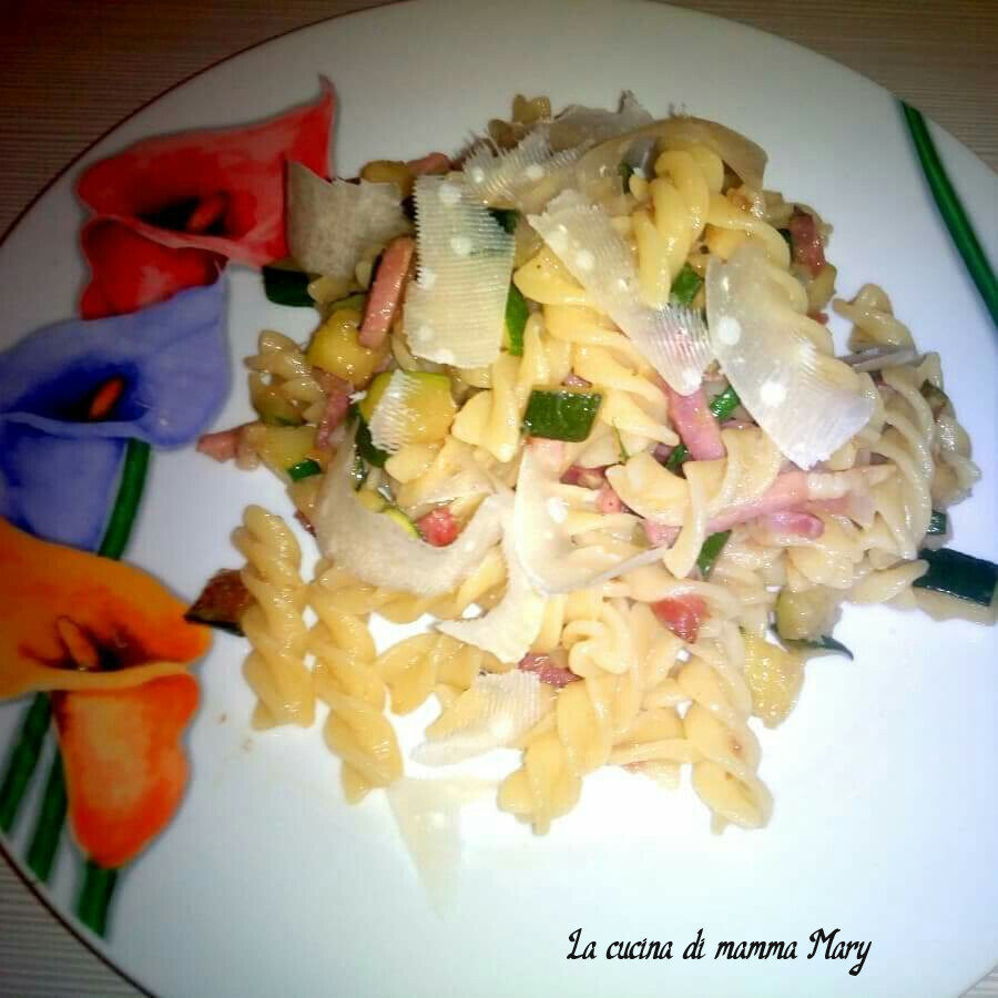 Fusilli con zucchine speck e scaglie di grana