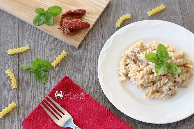 Fusilli cremosi con tonno e pomodori secchi, senza panna