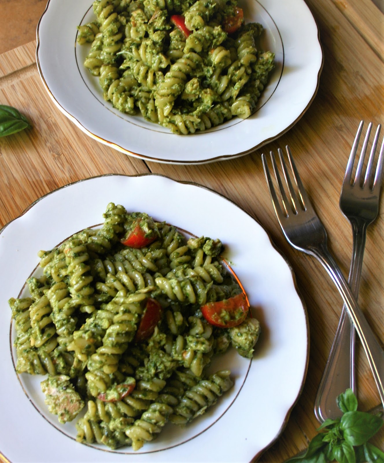 FUSILLI DI KAMUT CON PESTO DI BASILICO E POMODORINI