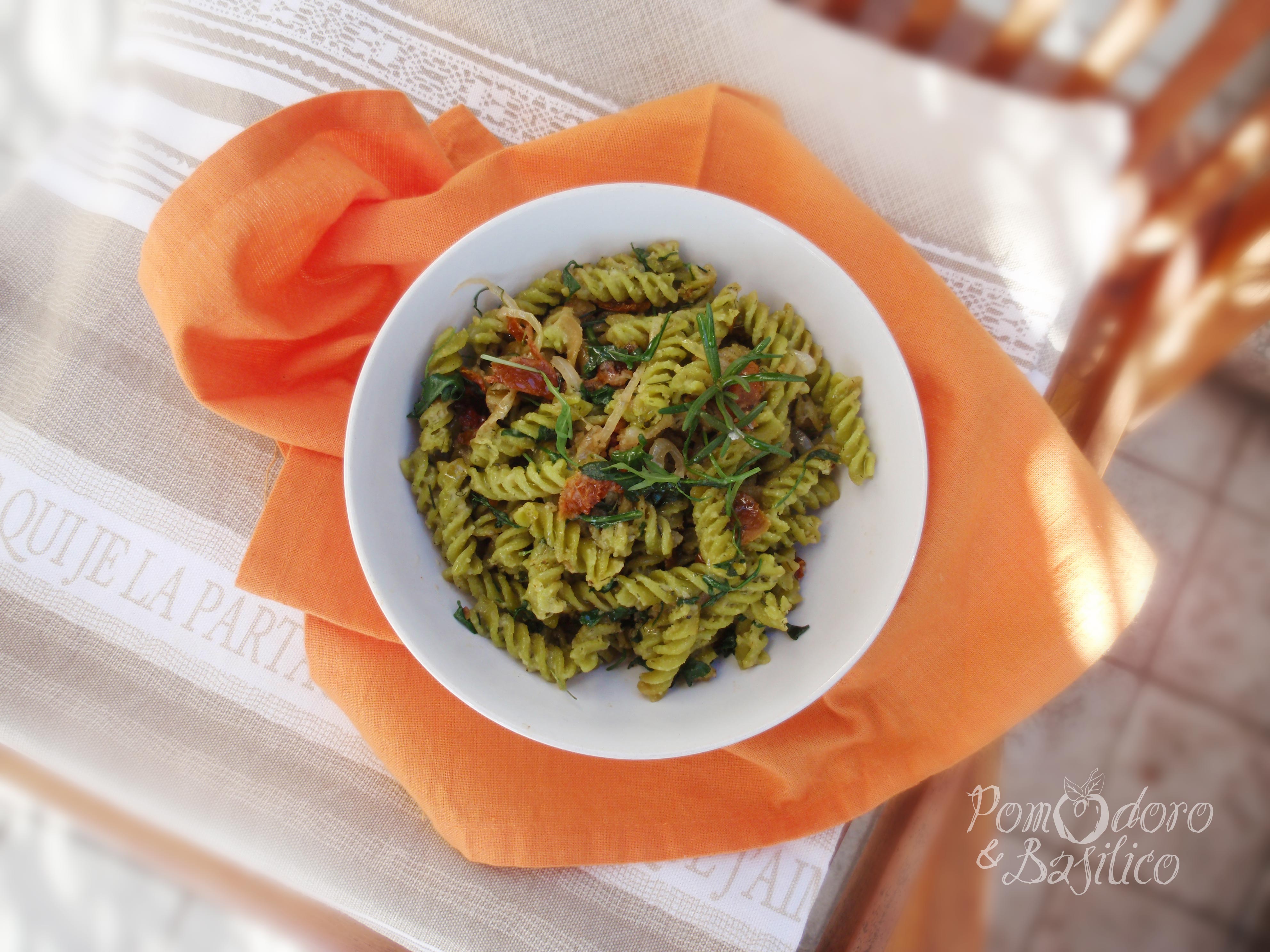 Fusilli di legumi con pomodori secchi ed erbe aromatiche