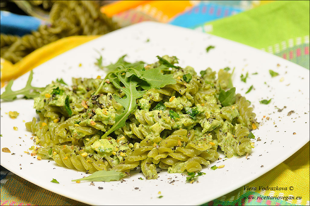 Fusilli di piselli freddi con crema di rucola e avocado gluten free