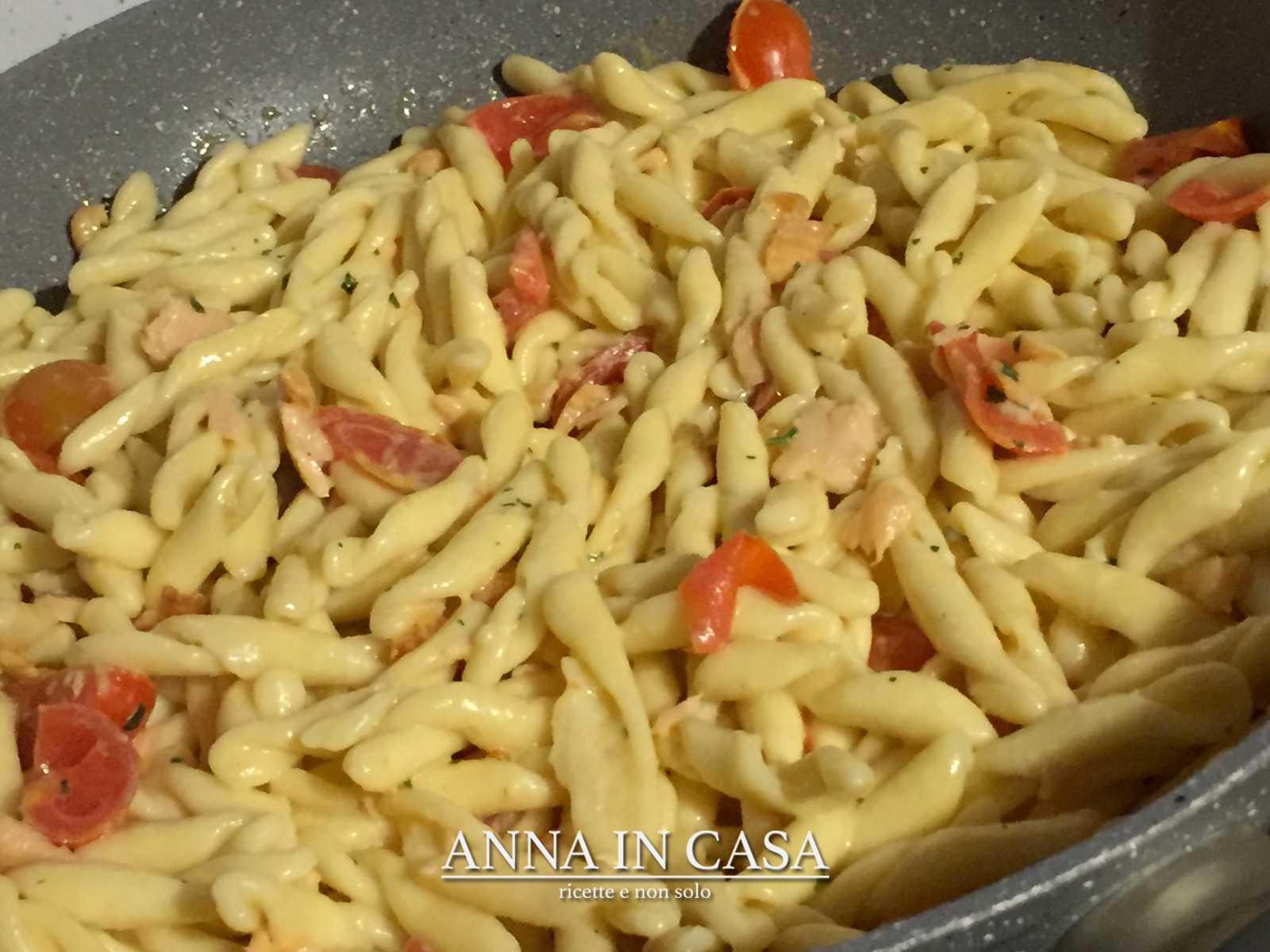 Fusilli di semola vodka e salmone annaincasa
