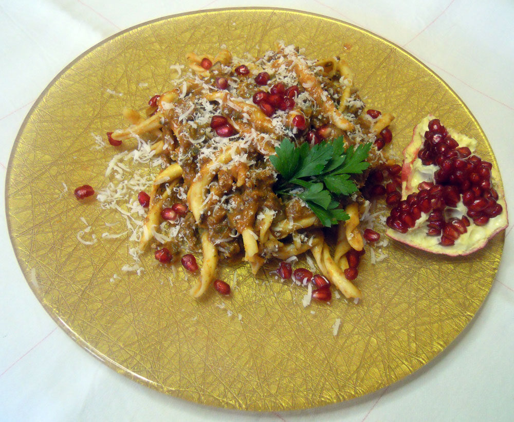 Fusilli freschi con ragu’ di cinghiale e melograno