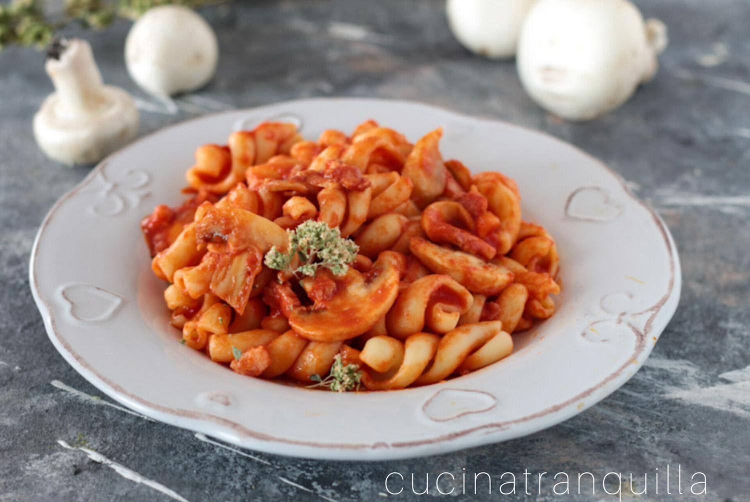 Fusilli funghi e pancetta