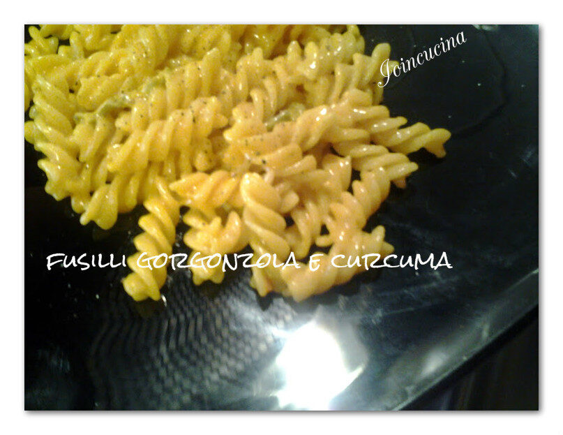 Fusilli gorgonzola e curcuma
