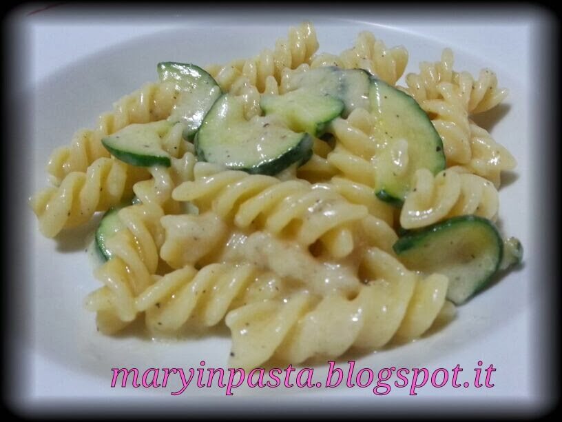 Fusilli “grana e pepe” con zucchine