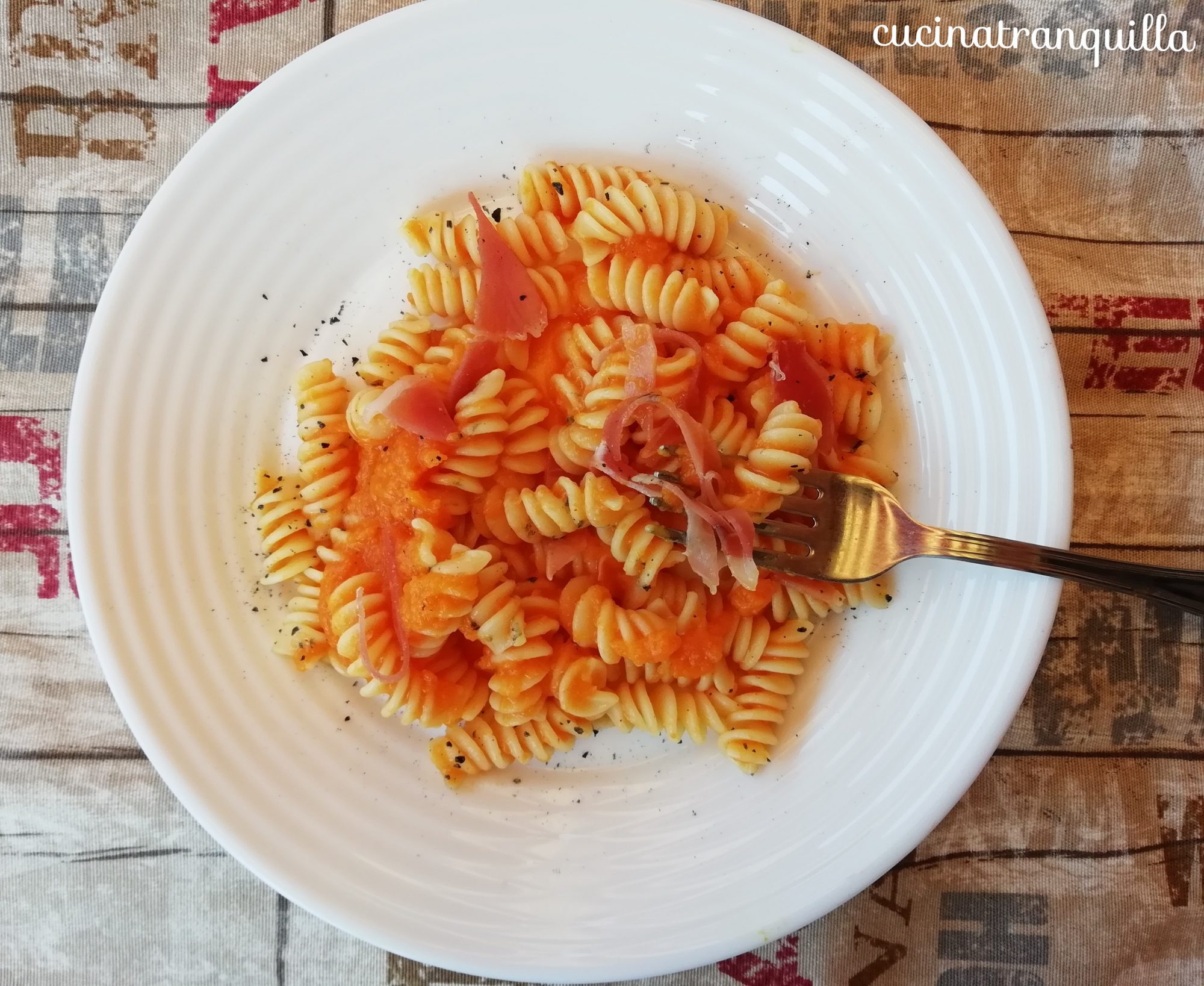 Fusilli in crema di zucca speziata e prosciutto crudo