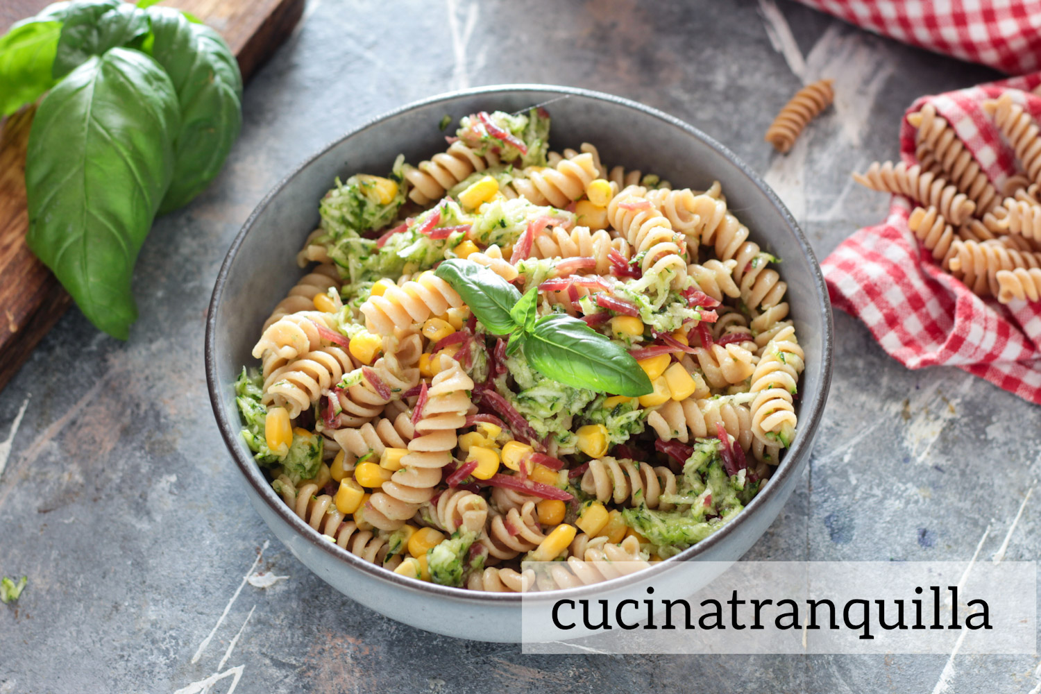 Fusilli integrali con bresaola e zucchine crude