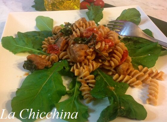 Fusilli integrali con salsiccia e rucola