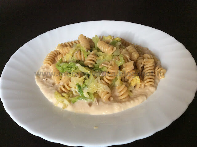 FUSILLI INTEGRALI CON VERZA, CREMA DI CANNELLINI E SEMI DI GIRASOLE