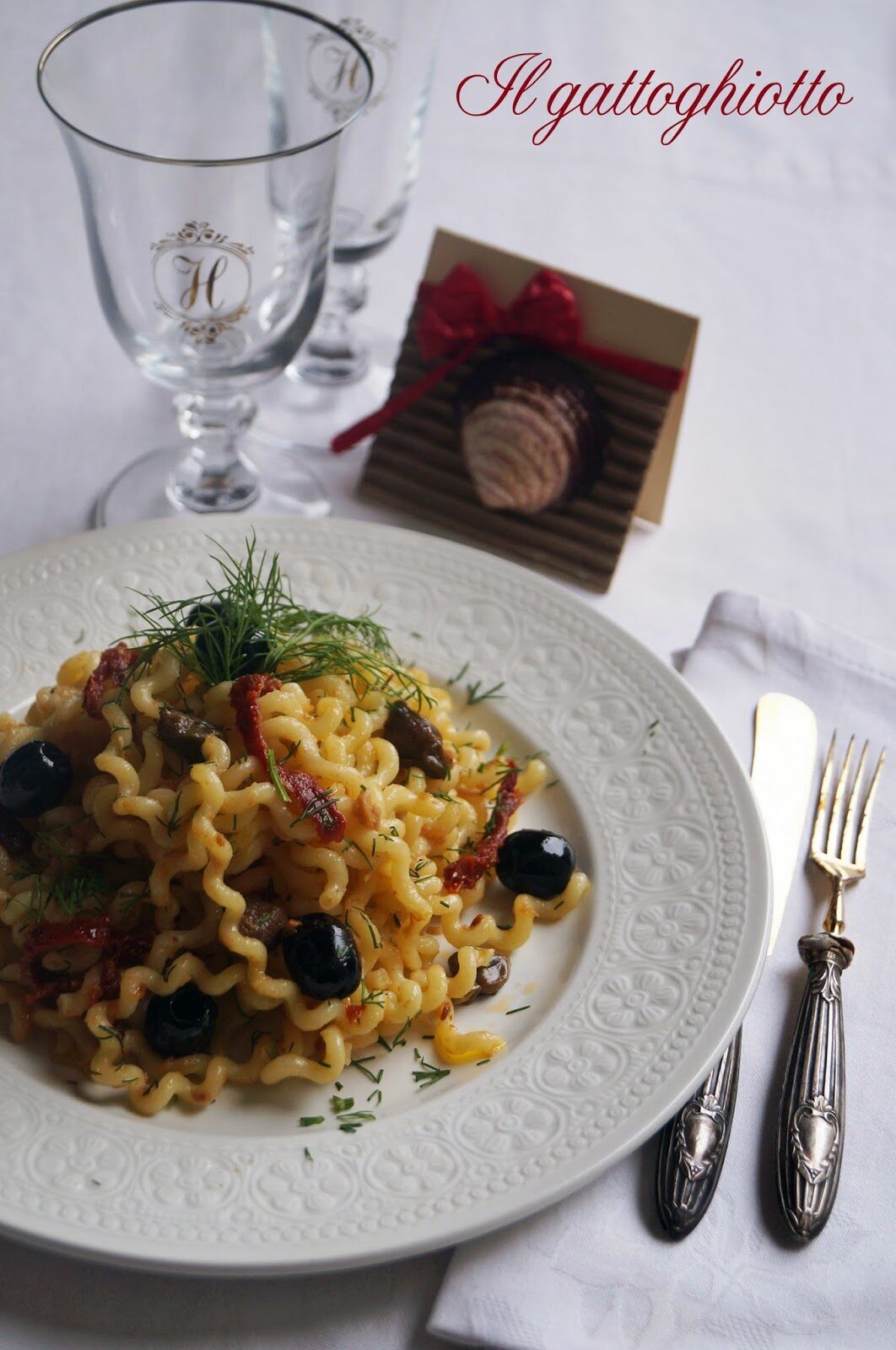 Fusilli lunghi con pomodori secchi, tonno, olive nere e finocchietto selvatico
