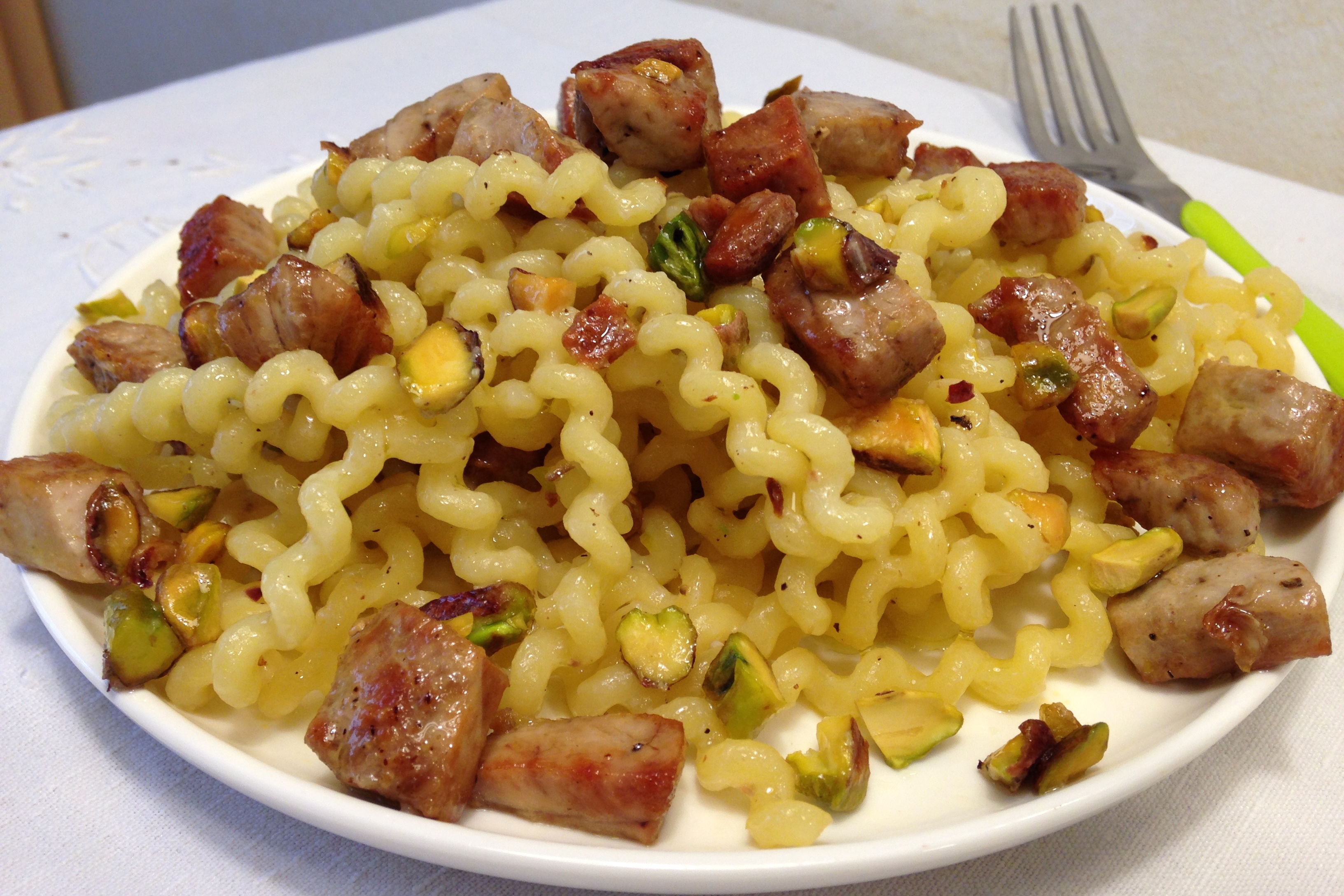 Fusilli lunghi con tonno fresco e granella di pistacchi