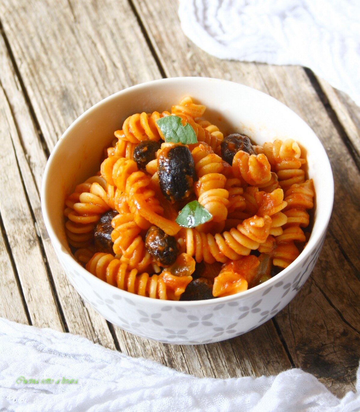 Fusilli olive nere greche , capperi e basilico