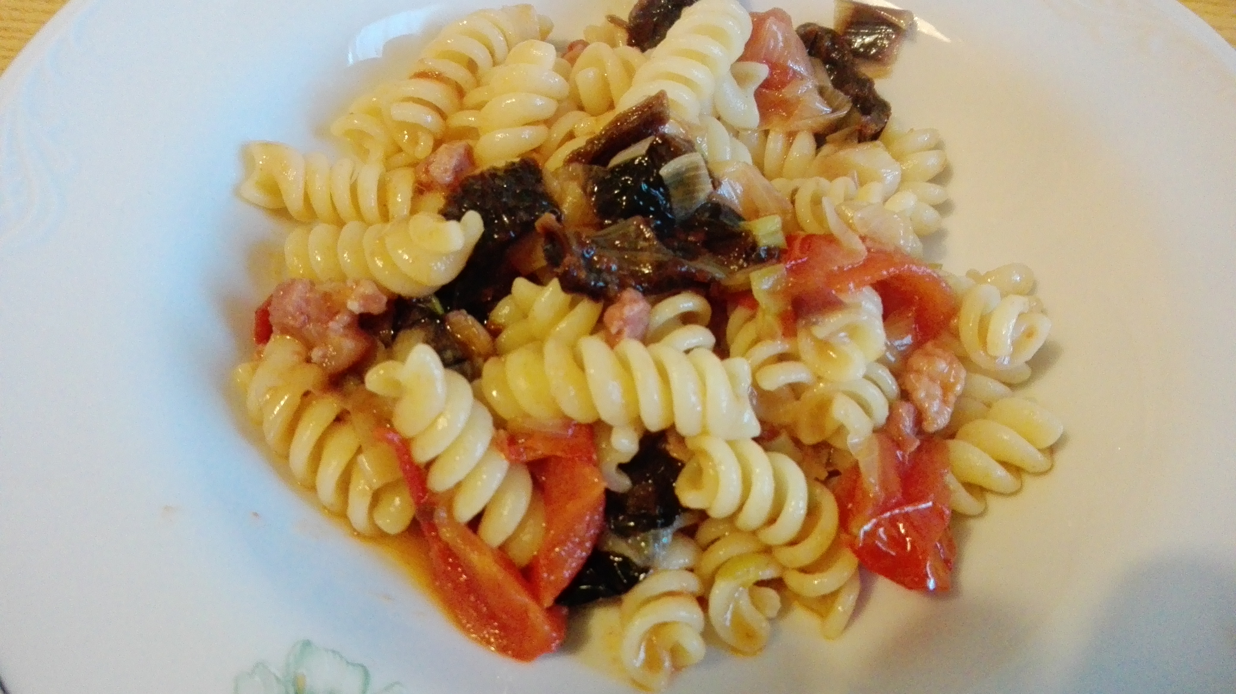 Fusilli pancetta e pomodorini secchi