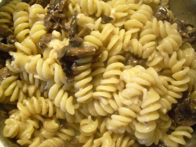 Fusilli prosciutto e funghi champignon