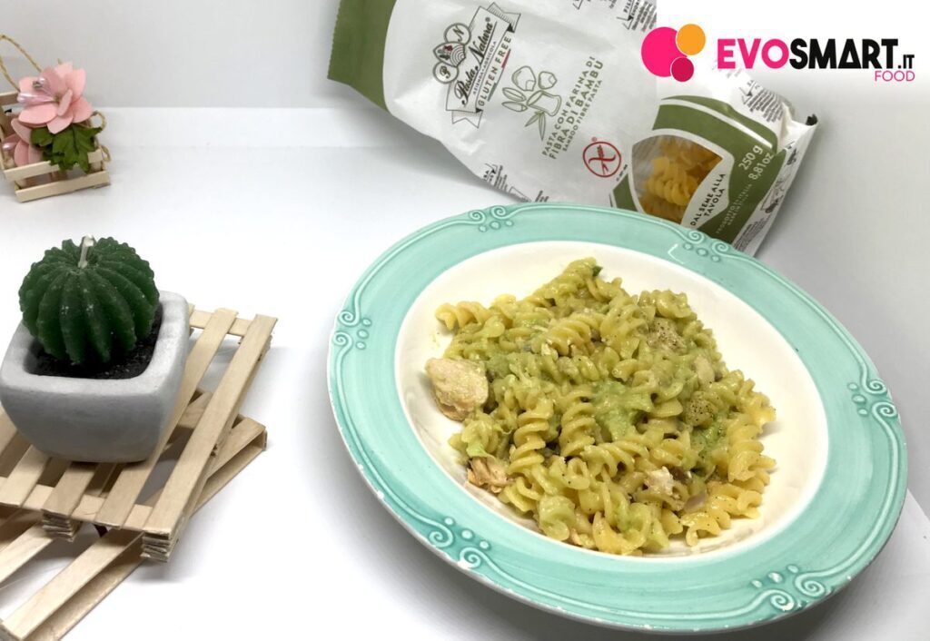 Fusilli senza glutine con crema di avocado e salmone