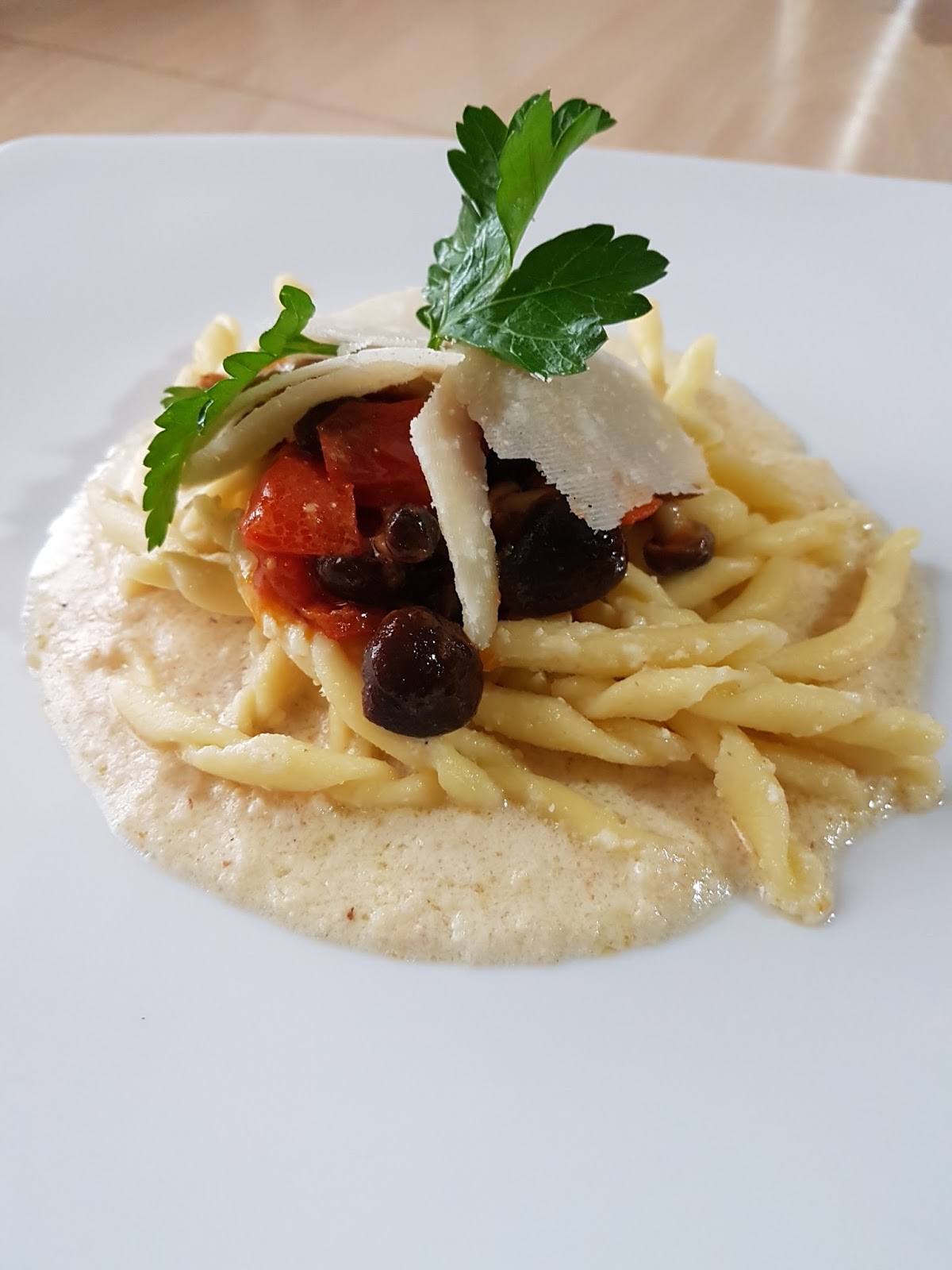 Fusilli su fonduta di burrata e provolone dolce con funghi pioppini e scaglie di parmigiano millesimato 30 mesi