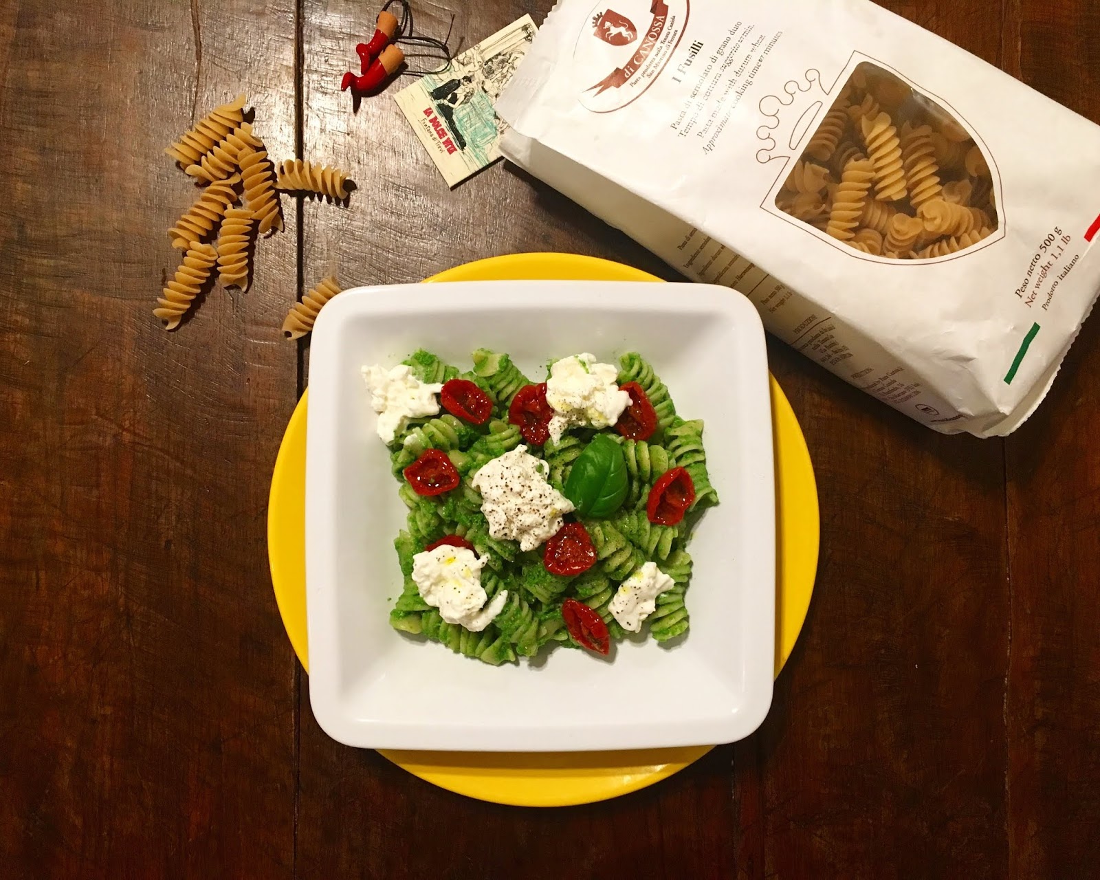 Fusilli tricolore con rucola, stracciatella e pomodorini canditi