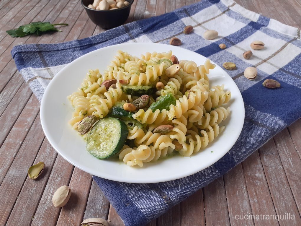 Fusilli zucchine, asparagi e pistacchi