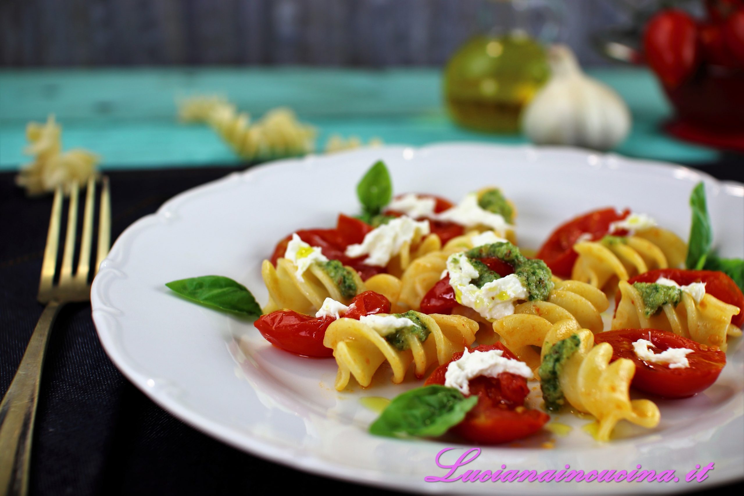 Fusilloni con datterini, pesto e stracciatella