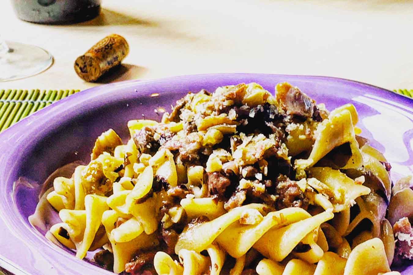 Fusilloni con radicchio, salsiccia e castagne