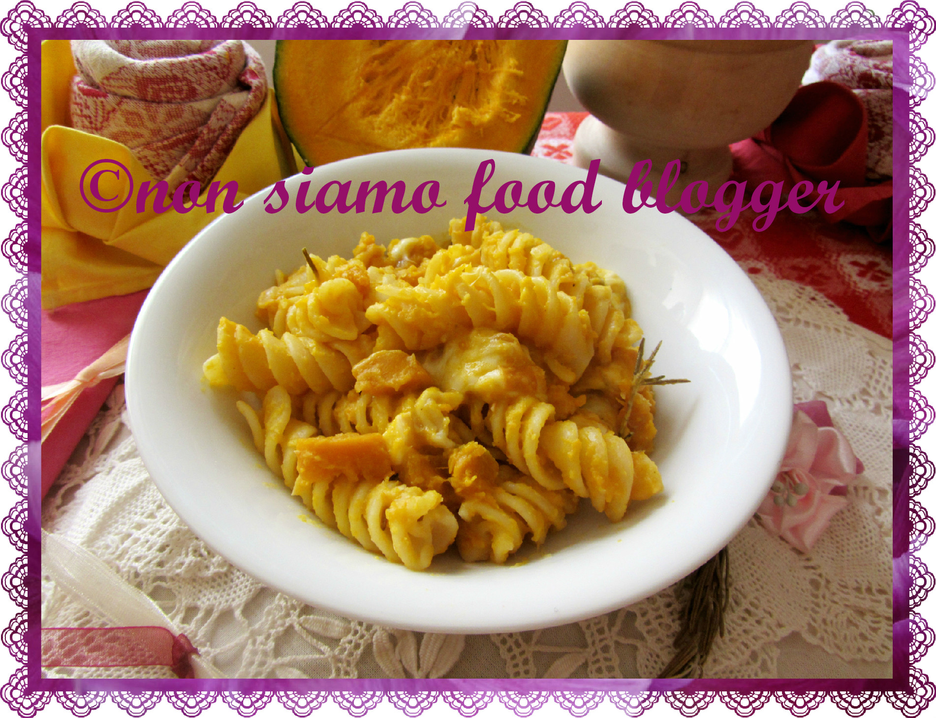 Fusilloni con zucca mantovana, crema di ceci e scamorza affumicata