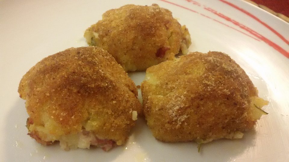 Fusione gustosa di patate, speck e formaggi