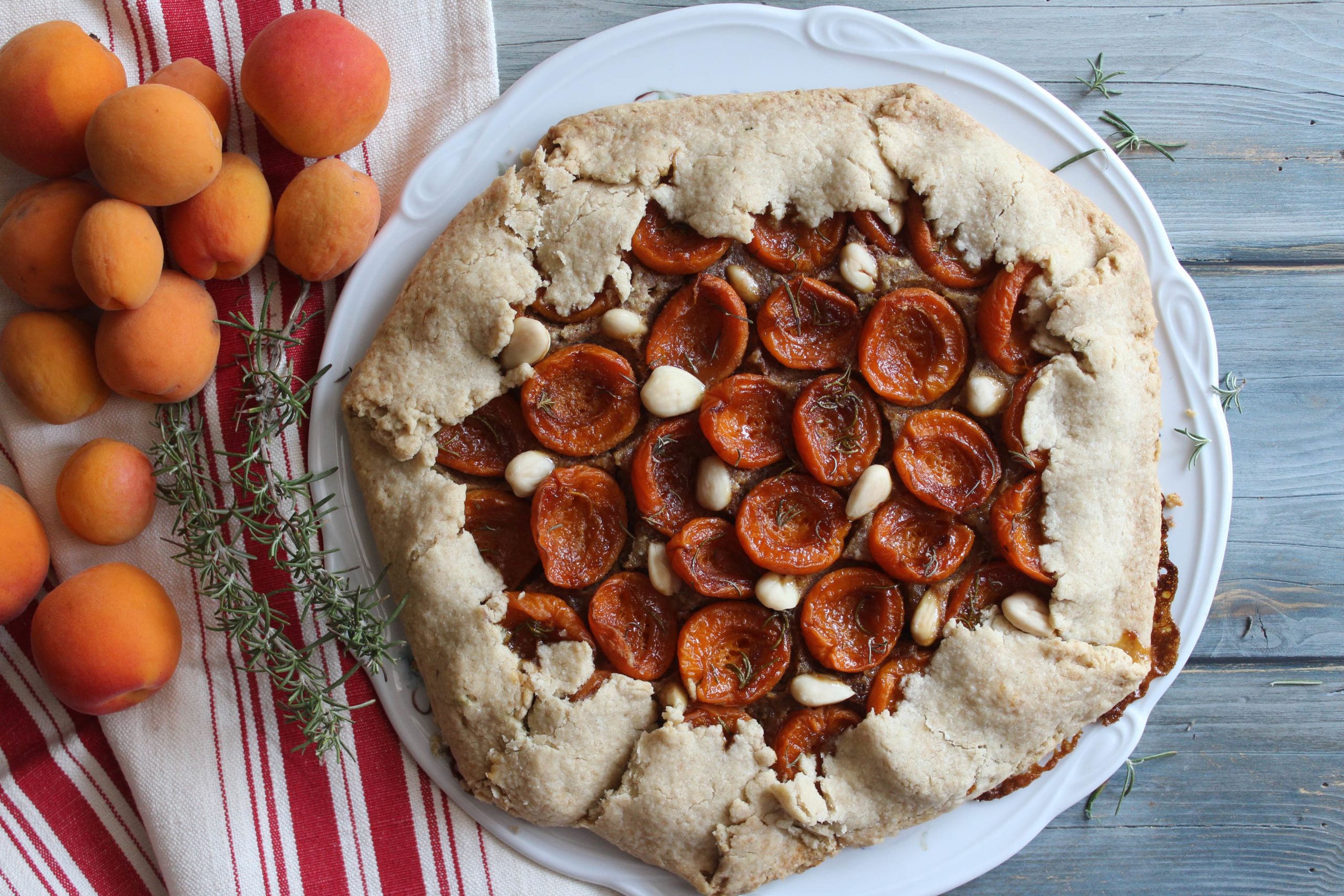 Galette albicocche e rosmarino con frangipane alle mandorle