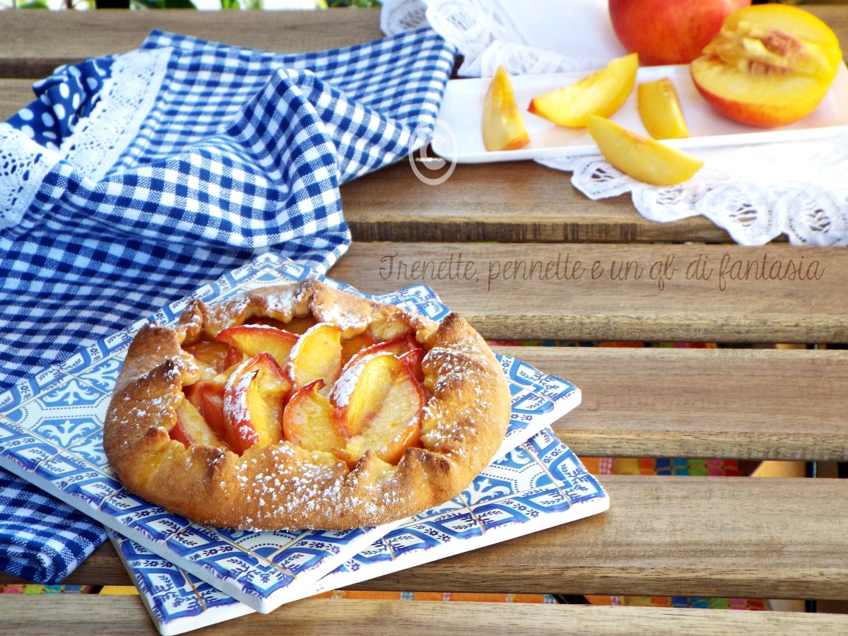 Galette allo yogurt con pesche caramellate